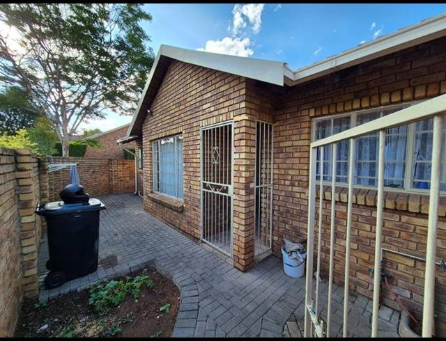 2 BEDROOM TOWNHOUSE FOR SALE IN MONTANA PARK